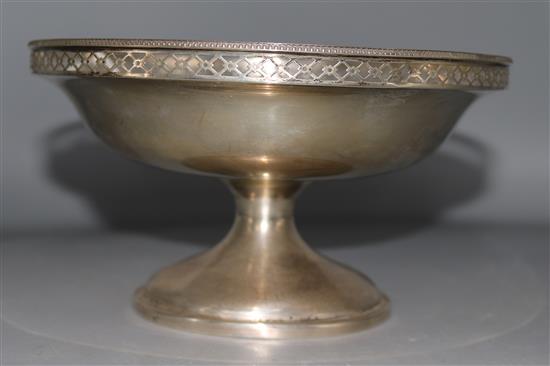 A George V silver pedestal fruit bowl by Mappin & Webb, 9.5 oz.